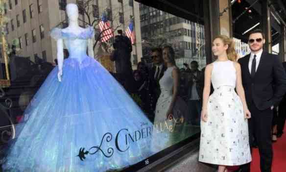 Lily e na inauguração da vitrine temática da gloriosa Saks Fifith Avenue: NYC é Cinderalla!