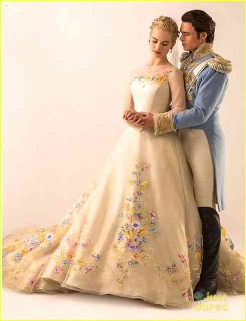 O par romântico estrelado pela linda Lily James, como Ella, e Richard Madden como o Príncipe Kit.