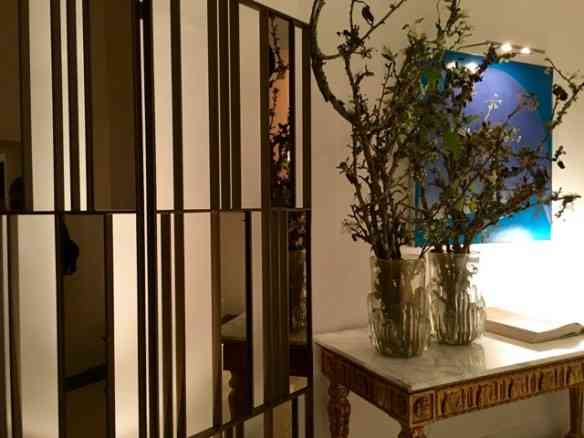 Logo à entrada a "Galeria Grassi", de Fabio Morozini: interessante a brincadeira dos espelhos...