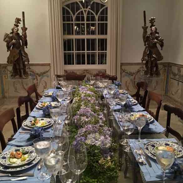 Mesa deslumbrante, em tons de azul, como o a noite gloriosa!