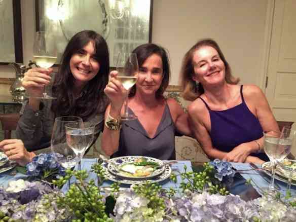 Entre minhas queridas Claudia Ferraz e Gilda Pessoa: jantar divino!