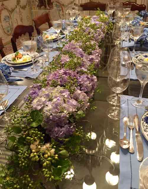 Detalhe do "caminho de mesa" todo feito com orquídeas: lindo demais!