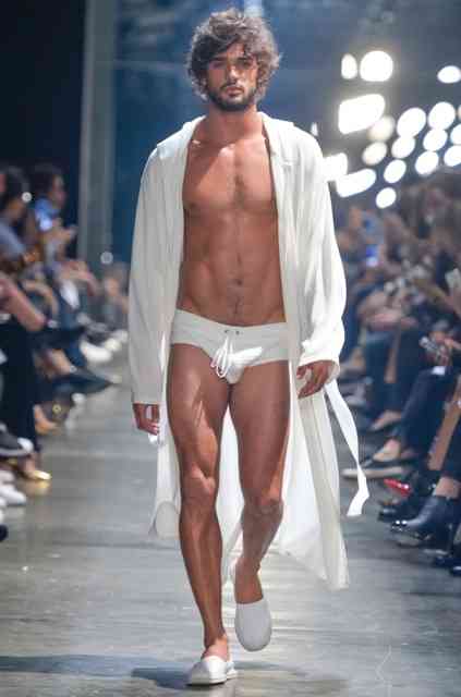 Este é o brasileiro Marlon Teixeira, um dos mais bombados modelos do mundo: Murilo abusou das estrelas nacionais nas passarelas do mundo, e na dele!
