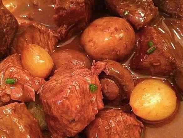O suculento "boeuf bourguignon" caseiro, feito por nossa heroína!