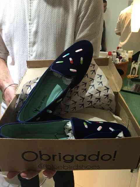 Eis o lindo presente do Emilien: pra quem gosta de um "remédinho" é o par de sapatos perfeito!