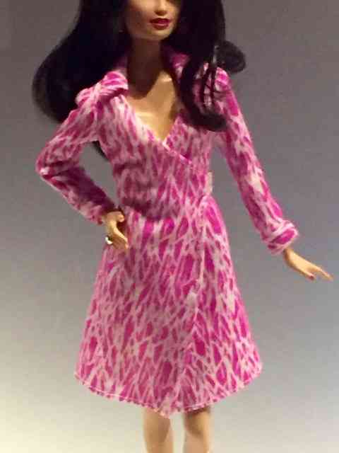 Alguns estilistas famosos vestiram nossa heroína. Como Diane Furstenberg e seu icônico "wrap dress", que Barbie usa neste "look", 
