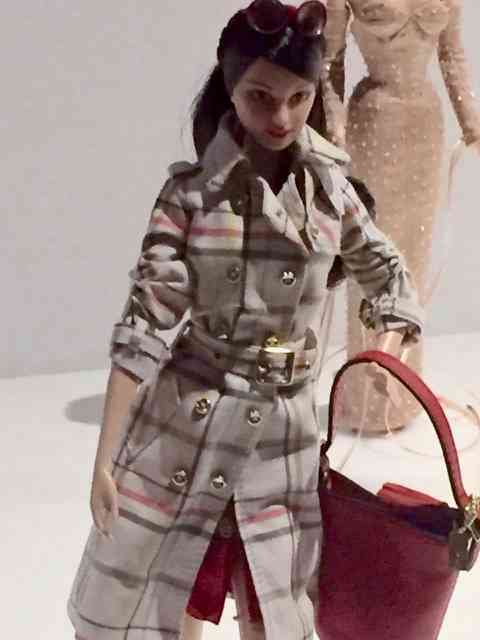 Barbie na chuva "comme il faut": de Burberry, claro!