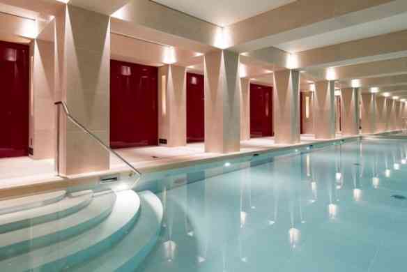 Que divina esta piscina interna do spa: funciona o ano todo!