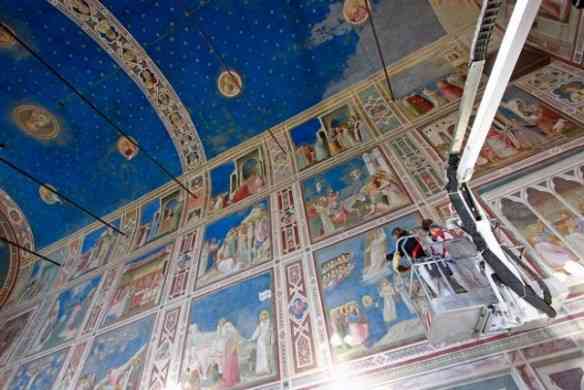 Detalhe dos afrescos de Giotto sendo restaurados: Turma da pesada participou desta sagrada missão, como Giuseppe Basile, que coordenou o restauro da Capela Sustinha e Pinin Brambilla Barcilon, que fez o mesmo com "A última Ceia", de Leonardo da Vinci!