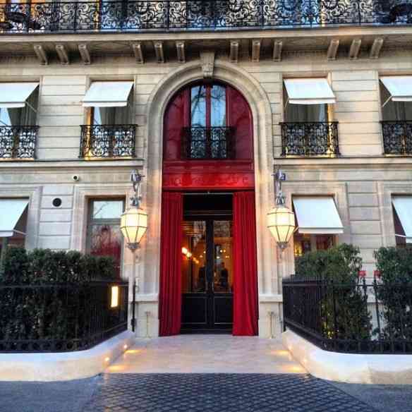 A beleza da fachada do hotel "La Reserve", em Paris!