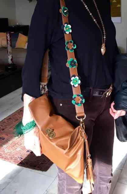 Além das alças, Claudia confecciona este modelo super chic de bolsa
