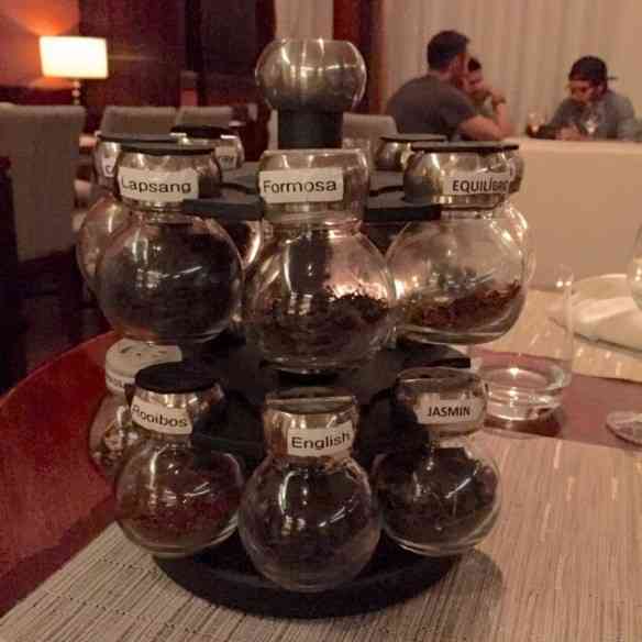 Adorei este jeito de servir chá, idéia maravilhosa de um restaurante carioca: difícil é escolher, com tantos sabores... Vejam, na foto seguinte, o chá que chamei de meu e foi feito na hora!