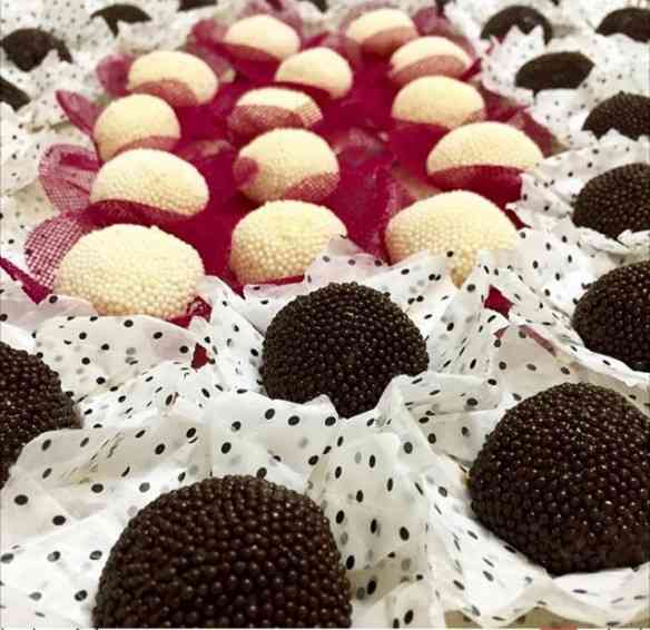 Já viram brigadeiros mais chics? Noves fora de comer rezando!