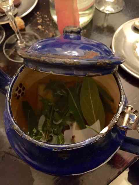 Esta infusão aprendi num estrelado restaurante de Paris, onde fazem-na com as sobras das folhas do dia: cozinha ecológica & chic demais!