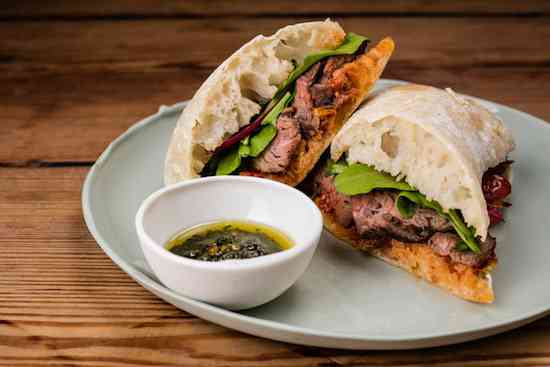 sanduiche_ciabatta com rosbife de file mi gnon, rucula, tomate e pesto organico