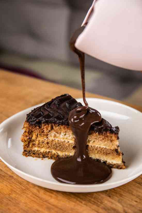 torta de chocolate com cafe + cal da de chocolate_Vera Balteiro