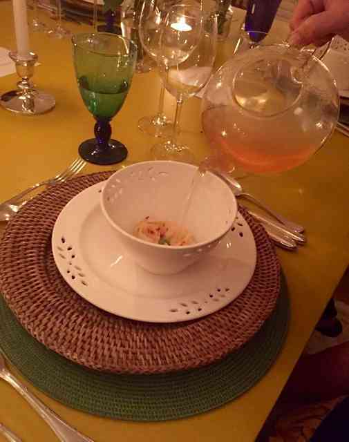 ÍTEM 4: QUEIJO MINAS CURADO E MEL.. Ou "capeletti" de queijo meia cura temperado co mel silvestre, manjericão silvestre e servido com consomê ou água de tomate. 