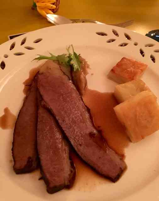 BRISKET ou peito bovino da fazenda cozido por 36 horas com purê de cebolas carameladas e batatas. Muito bom!