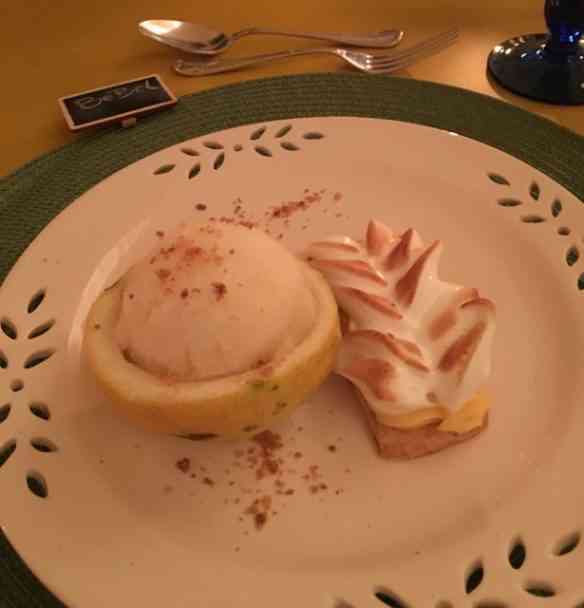 ÍTEM 7: LIMÃO & LIMÃO em forma de torta de limão com suspiro queimado e "sorbet" de limão siciliano... De comer rezando!