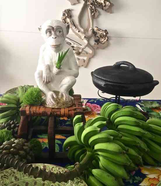 Entre macacos de porcelana lindos e cachos de bananas fazendo a vez de esculturas, Patrícia Peltier pousou seu banquete baiano: luxo só!