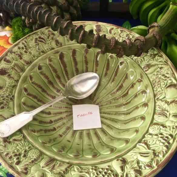Close no detalhe da grande "hostess": como a gente bem sabe, a comida é posta à mesa, cumprindo uma sequência gastronômica e que tem toda uma lógica. Pra não quebra-la (e também não se preocupar durante a festa), Patrícia marcou onde ela queria que fossem servidos... Show! 