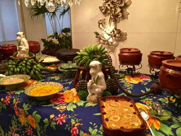 Aqui, a mesa já engalanada pelos quitutes deliciosos da chef Isis Rangel!