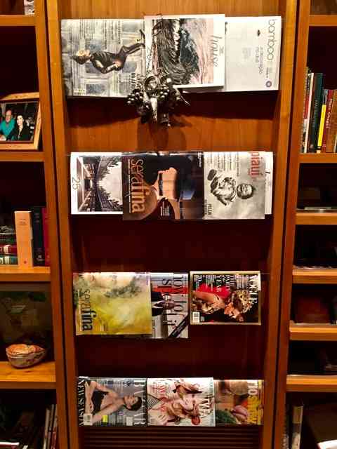 Detalhe 2: amei o revisteiro acoplado à estante da biblioteca! Chic e prático!