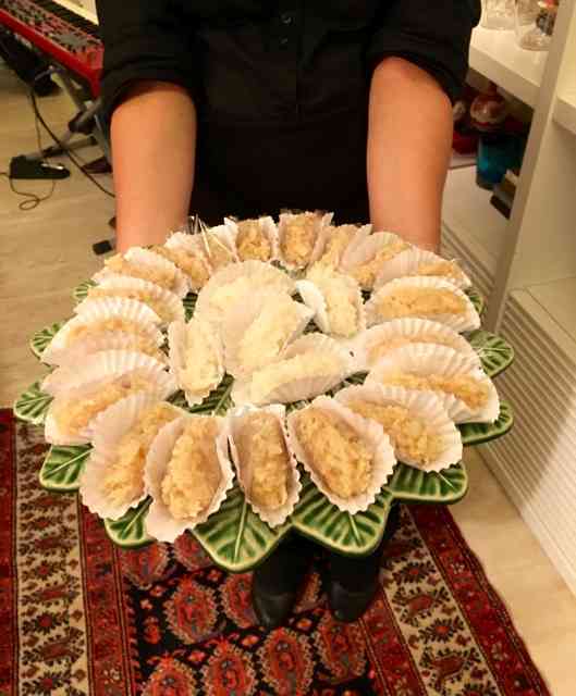A elegância da baianice: complementando as sobremesas servidoas à mesa, outras iguarias para serem comidas aos bocados, eram oferecidas em bandejas. Já anotei no meu caderninho!