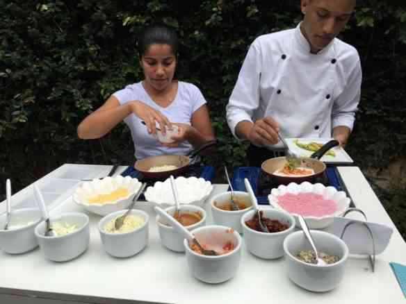 Enquanto a farinha cozinha na frigideira, os recheios vão sendo escolhidos e acrescentados...