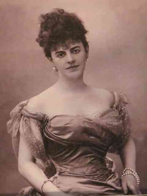 Esta é a estilosíssima Princesa Élizabeth de Caraman-Chimay, Sra de Greffulhe, que arrasou nos salões parisienses, tornando-se inspiração para personagem do grande Marcel Proust! 