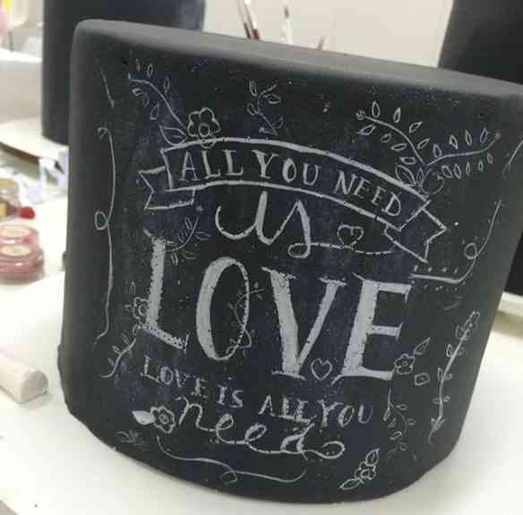 Amo bolo fingindo ser lousa: "Love is all we need!"