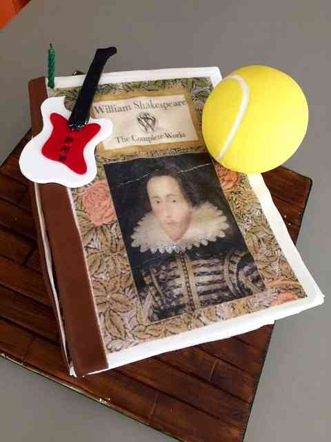 Vejam que tudo o bolo com que a Bel comemorou o maridão que ama Shakespeare, guitarra e tênis... 