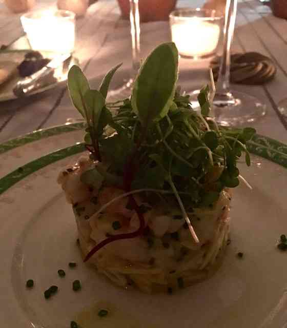 "Tartar de camarão e palmito pupunha, mesclun de brotos, vinagrete de laranja lima"... Assim disse o "menu"; estava divino!