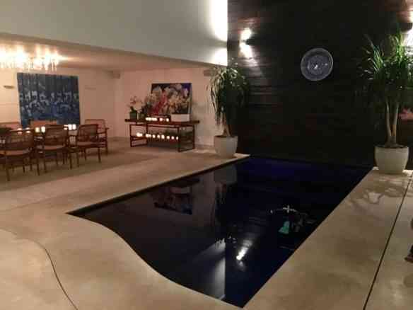 Primeiro e "grandioso detalhe: o terraço que dá para os fundos do apartamento virou uma deliciosa sala de jantar junto da piscina coberta, onde o dona da casa se exercita... Reparem na bicicleta submersa!