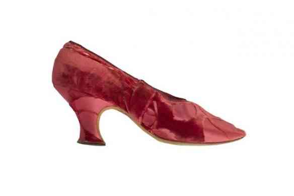 Fecho com este glorioso sapato vermelho, em brocado e salto alto, da casa "Louis Heels", de 1905... Mais? Só tendo a sorte de visitar a exposição! 