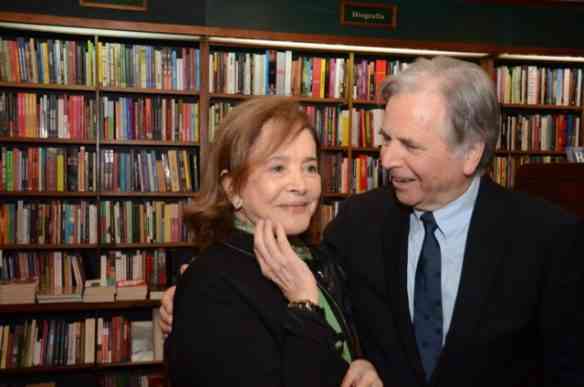 Vivi Nabuco, a maravilhosa editora-chefe" da Bem-Te-Vi recebe o autor Leslie Bethel de "JOAQUIM NABUCO no dia de seu lançamento, na Livraria Argumento!