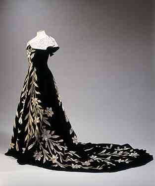 Este é o "Lily dress" ou o vestido dos lírios, do estilista Charles-Frederic Worth, de veludo negro bordado em seda marfim e pérolas, "linha princesa" atípica pra época pra 1896 quando a condessa o usou. 