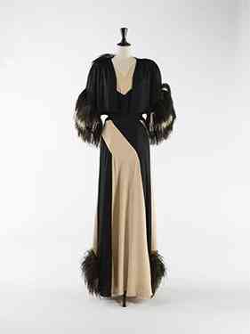 "By Nina Ricci" é este "evening ensemble" ou "duas peças" para noite: vestido e bolero feitos em seda, lã e plumas de avestruz a condessa, em 1937!