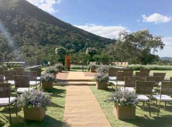 Vejam a beleza de arrumação do altar com uma vista espetacular!
