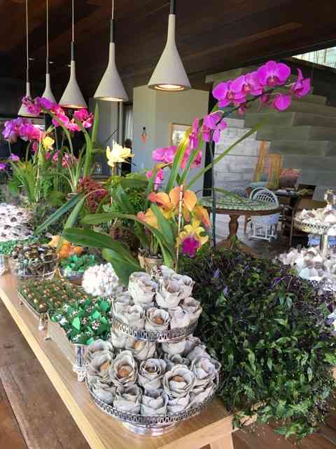 A mesa de doces era um estouro e mais parecia um orquidário!