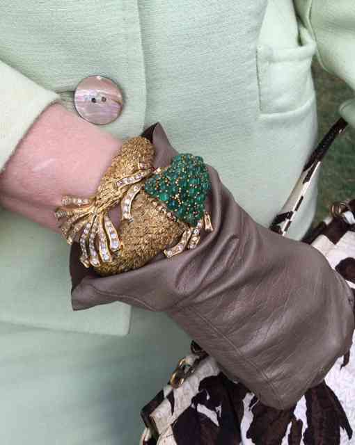 E por falar em jóia, que tal este deslumbre em forma de pulseira? Noves fora as luvas de pelica... Podre de chic!!!!!!!