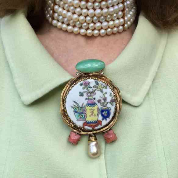 Amo um broche e saber coloca-lo é uma grande arte que poucas dominam com perfeição... Fernanda arrasou na escolha desta j;dia divina e sua localização estratégica! 
