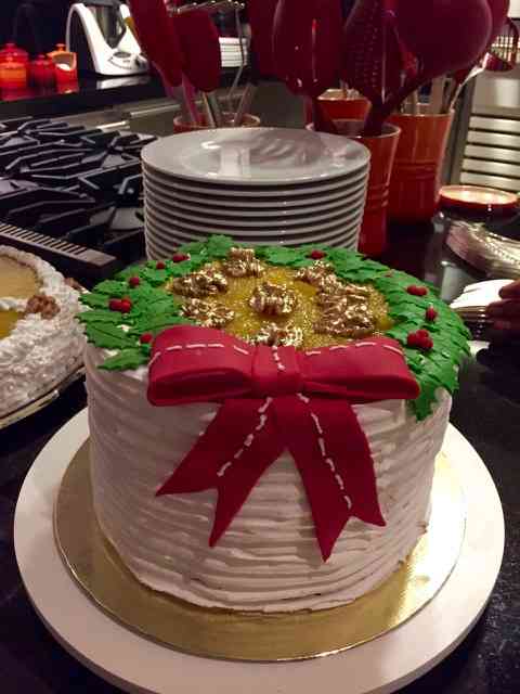 Para dar uma trégua à Bel, as sobremesas, também deliciosas, foram trazidas pelas convidadas, como este bolo de natal, by Christianne Guinle...