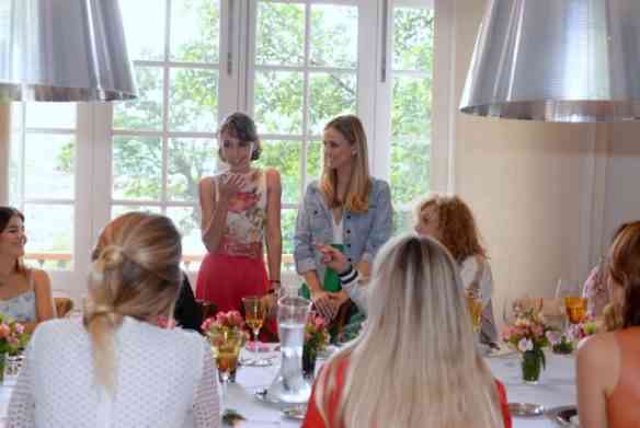 Durante o almoço, Maria e Carolina explicam a novidade para as convidadas! 