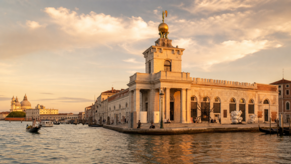 Imagem editorial sobre Pinault e a Bienal de Veneza