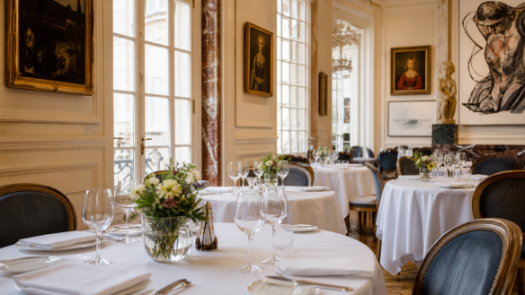 Imagem editorial de café de museu em Paris